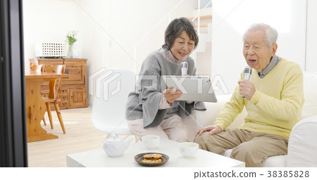 Singing senior 38385828