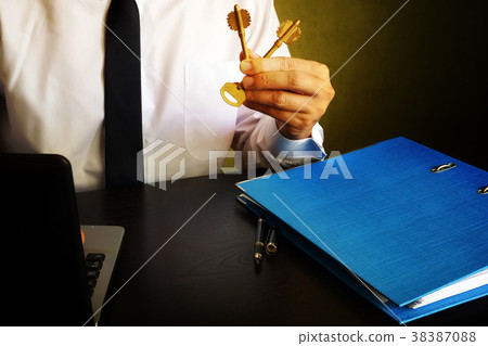 Realtor giving keys from house or appartaments Realtor giving keys from house or appartaments 38387088