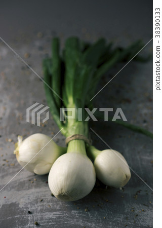 bunch of spring onions 38390133