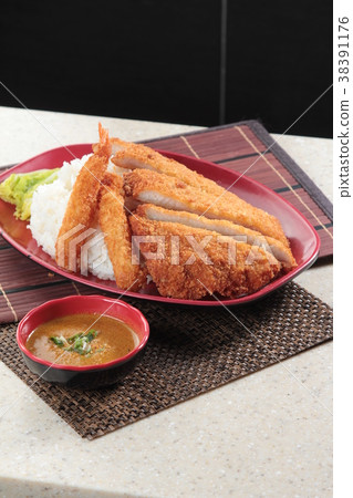 rice with pork or beef or other meat ingredients 38391176