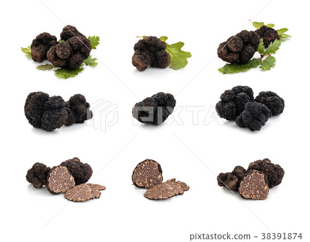 Black truffles and oak leaves. 38391874