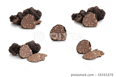 Black truffles and oak leaves. 38391878