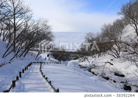 Sea of Okhotsk and Shiretoko seen from Oshinkoshin Falls Sea of Okhotsk and Shiretoko seen from Oshinkoshin Falls 38392264
