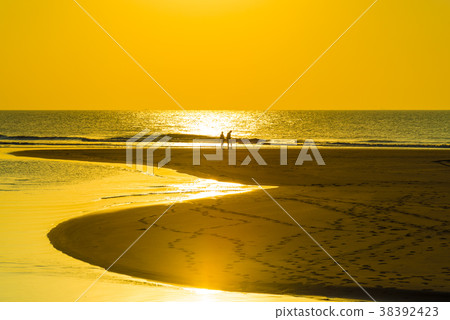 Couples at the beach Yong'an fishing port Taiwan seaside 38392423