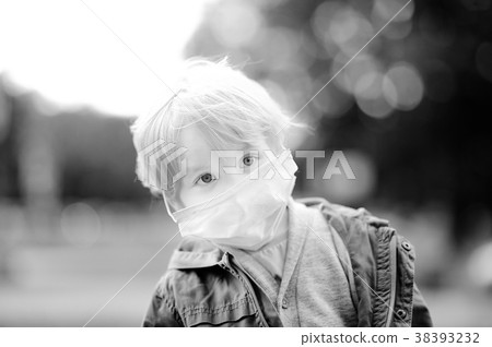 Little boy wearing medical face mask Little boy wearing medical face mask 38393232