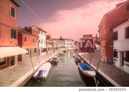 Venecia canal with boats and gondolas, Italy 38395054