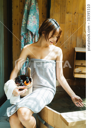 Onsen series: Asian woman in onsen Onsen series: Asian woman in onsen 38395310