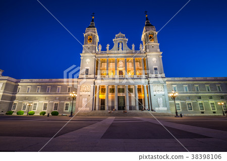 Catedral de la almudena de Madrid,Spain 38398106