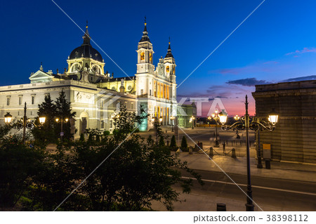 Catedral de la almudena de Madrid,Spain 38398112