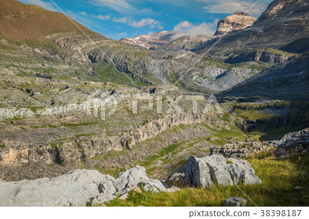 View of Ordesa valley and Monte Perdido massif 38398187