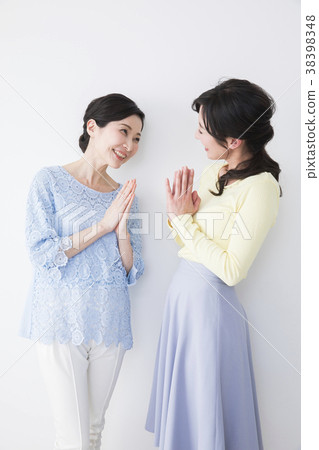 40多歲和50多歲的女性 40多歲和50多歲的女性 38398348