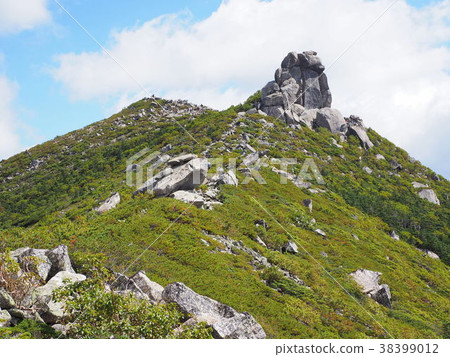 Near the top of the mountain 38399012