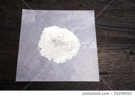 在parapine的搽粉的藥物在黑褐色桌上 38399565