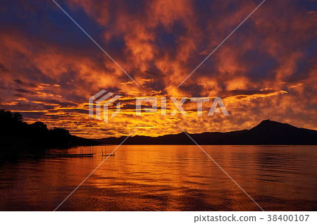 在湖Shikotsu Morap的日落在北海道 38400107