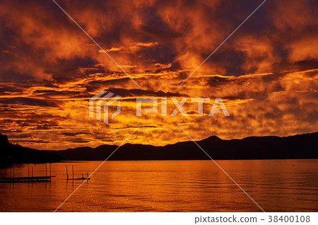 在湖Shikotsu Morap的日落在北海道 在湖Shikotsu Morap的日落在北海道 38400108