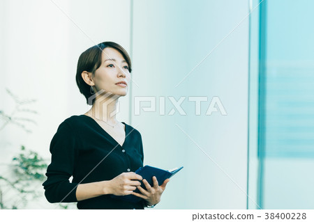 Middle business woman 38400228