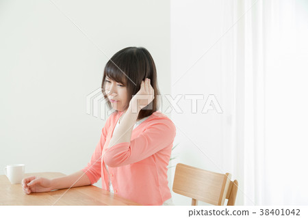 Ear tinnitis Hearing otitis media Negative image Dysfunction Female Portrait 20's 30's 38401042