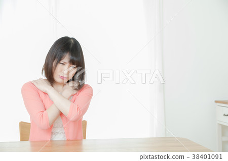 Stiff shoulder, stiff neck, muscle pain, negative image, poor health, female, portrait, twenties, thirties 38401091