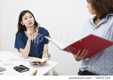 遇見工作在辦公室的女商人的商人 38401104