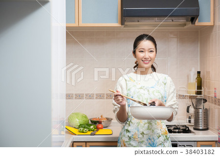 烹調場面的新婚的夫婦生活方式 38403182