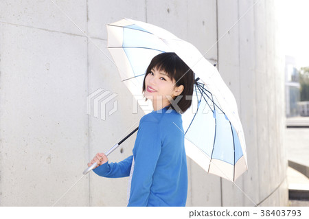 Young woman and umbrella 38403793