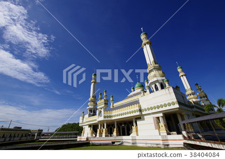 藍天的文萊清真寺 38404084