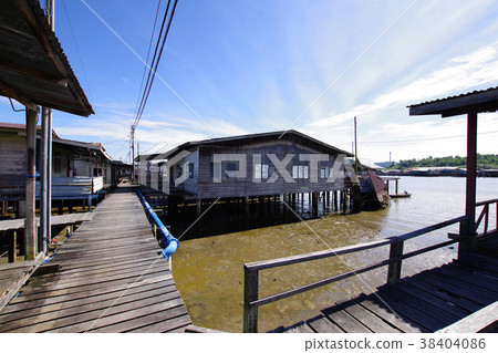 The world's largest Kampong isle The world's largest Kampong isle 38404086