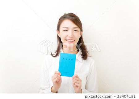 有退休金筆記本的婦女 38404181