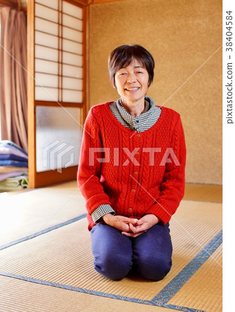 坐在日本屋子裡的婦女 38404584