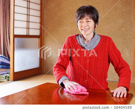 A woman who is cleaning the base A woman who is cleaning the base 38404589