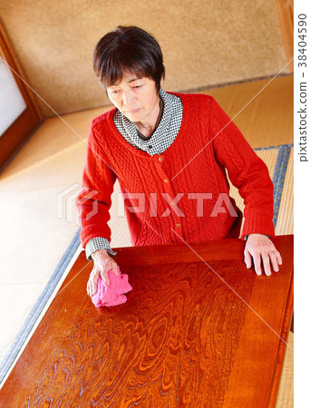 A woman who is cleaning the base 38404590