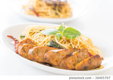 Spaghetti with Grilled Sausage 38405707