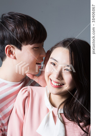 夫婦青年愉快的耳語耳語行動 夫婦青年愉快的耳語耳語行動 38406867