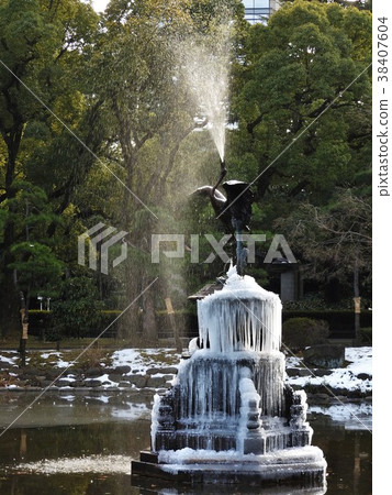 It is a frozen fountain in Hibiya Park, which is often mentioned in newspaper articles as a feature of the deep winter season. 38407604
