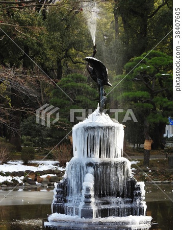 它是日比谷公園的一個冷凍噴泉，在報紙文章中經常被提到作為深冬季的一個特徵。 38407605