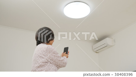 操作與智能手機的資深婦女照明 38408396