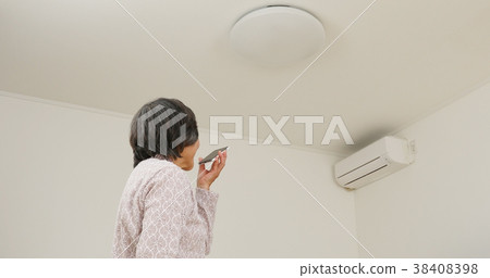 Senior woman operating with voice Senior woman operating with voice 38408398