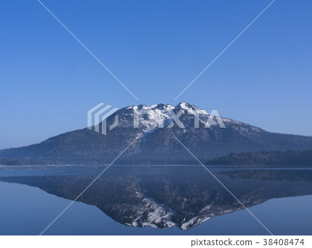 Mt.Game mountains reflected in Ozenuma 38408474