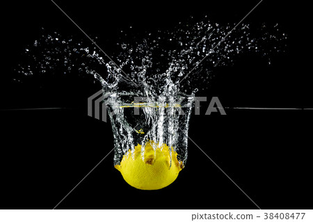 lemon in water splash 38408477