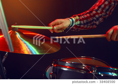 The drummer plays the plates. The drummer plays the plates. 38408500