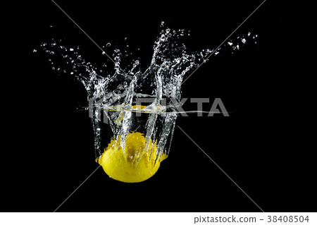 lemon in water splash 38408504