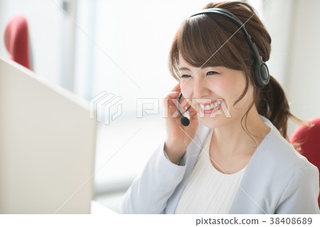 工作在電話中心的女性操作員 38408689