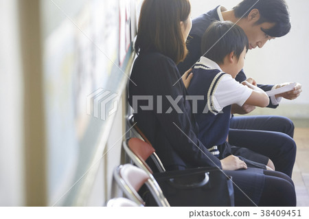 父母和孩子在等待考試面試 38409451