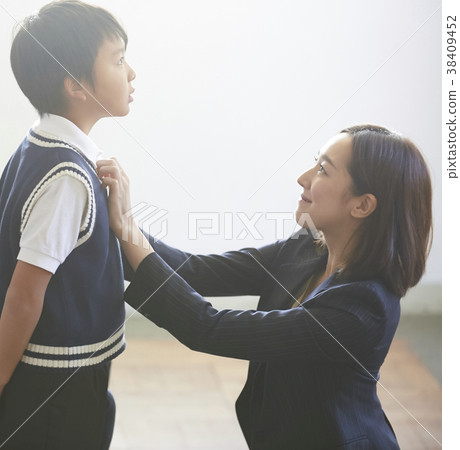 父母和孩子在等待考試面試 38409452