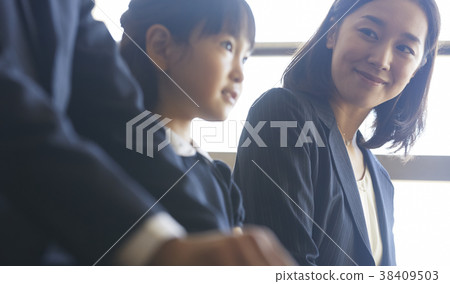 參加考試面試的家長和孩子 參加考試面試的家長和孩子 38409503