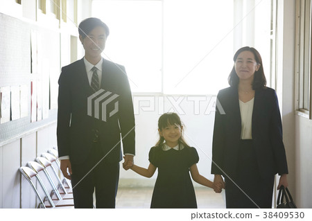 父母和孩子在等待考試面試 38409530