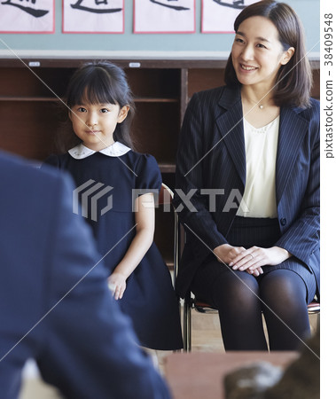 Parents and children who take an interview for the exam 38409548