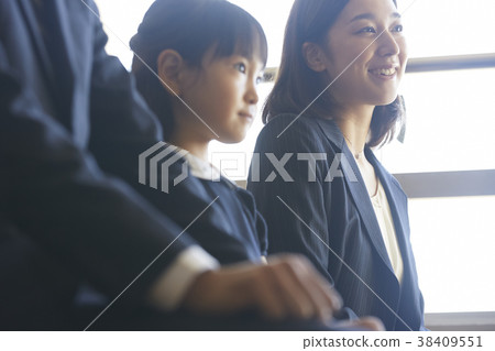 Parents and children who take an interview for the exam 38409551