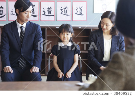 Parents and children who take an interview for the exam 38409552