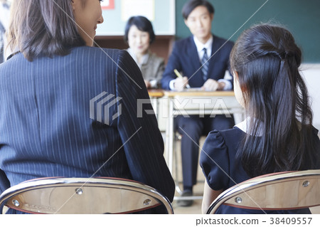 參加考試面試的家長和孩子 參加考試面試的家長和孩子 38409557